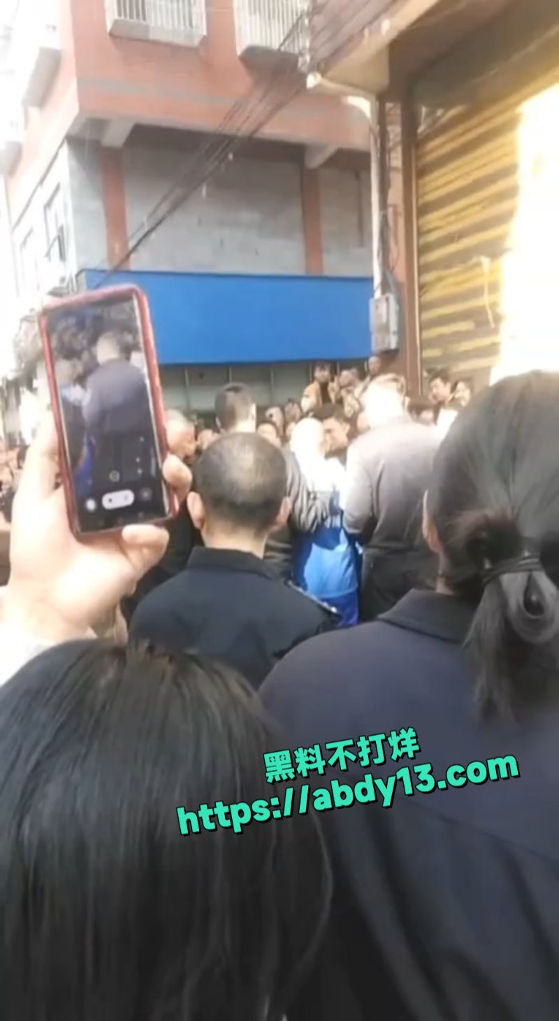 民警押送男子指认现场3
