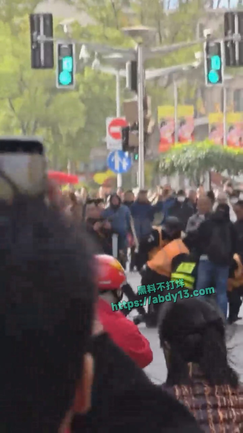 上海南京东路惊爆持刀砍人血案 4