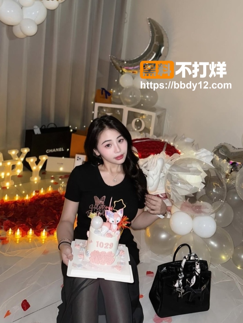 高颜值巨乳服装店老板娘07