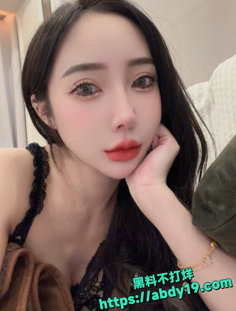 巨乳少妇妍妍早期自拍 1