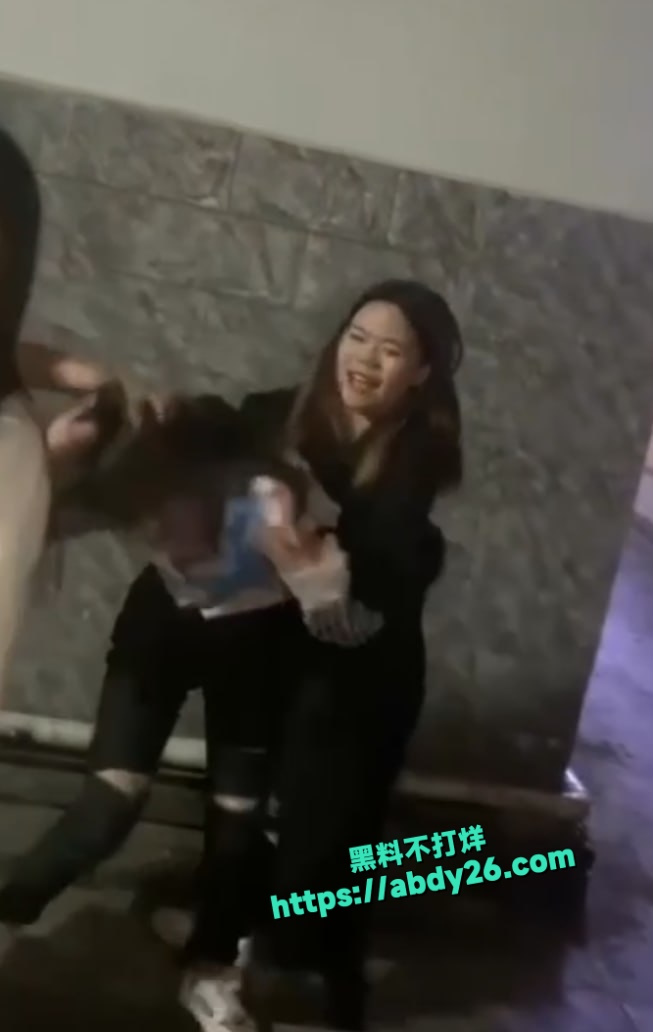 河南小妹被精神小妹围殴霸凌 3