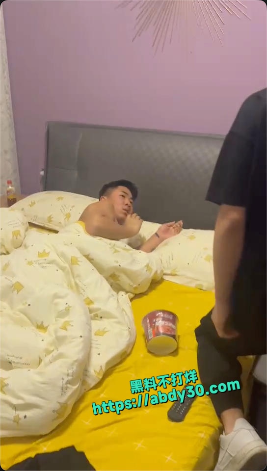 黄毛精神小伙捉奸现场视频流出 7