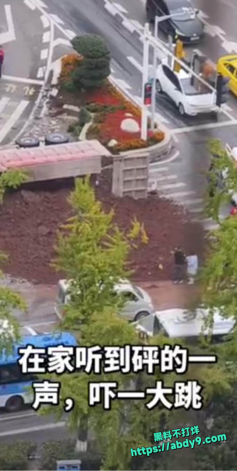 重庆巴南李家坨渣土车侧翻1