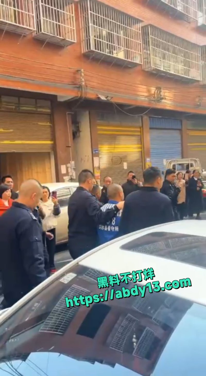 民警押送男子指认现场1