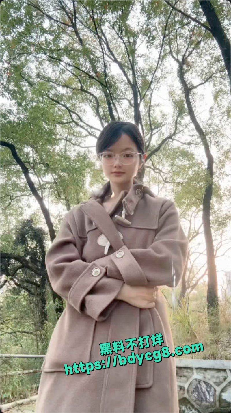 旖可小罗老师推特在校大学生野外漏出宿舍自慰1