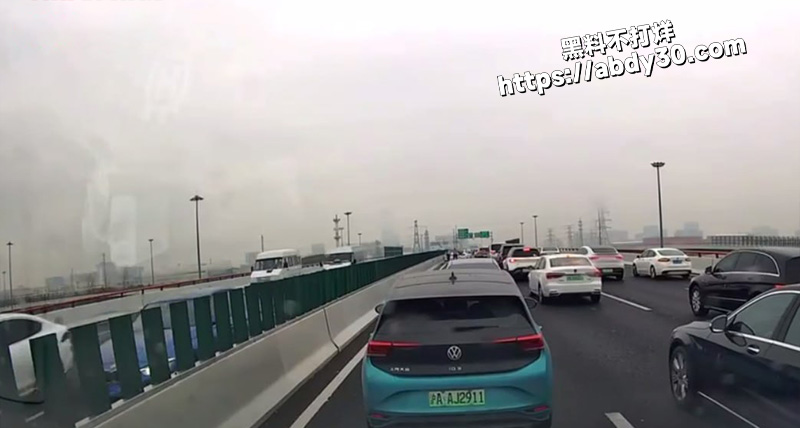 上海一社会大哥撞车后4