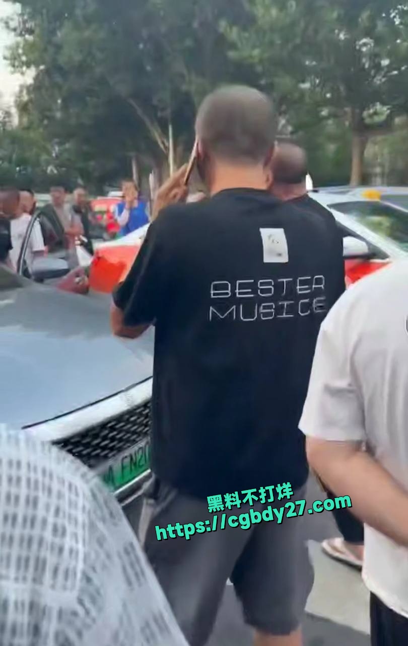 陕西咸阳网约车大战西安出租车脸贴脸对骂也不动手啊1