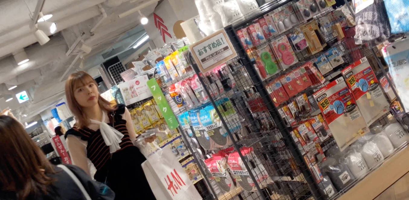 偷拍裙底风光 最后一个小姐姐真好看 很像AV里的女友 太好看了吧