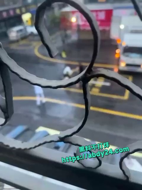 三名人员在公共街道发生激烈对峙 1