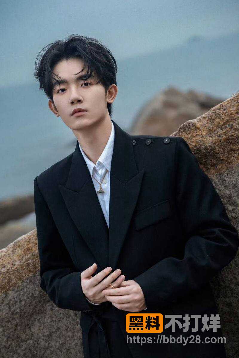 李明德亲自认证王鹤棣精神小伙5