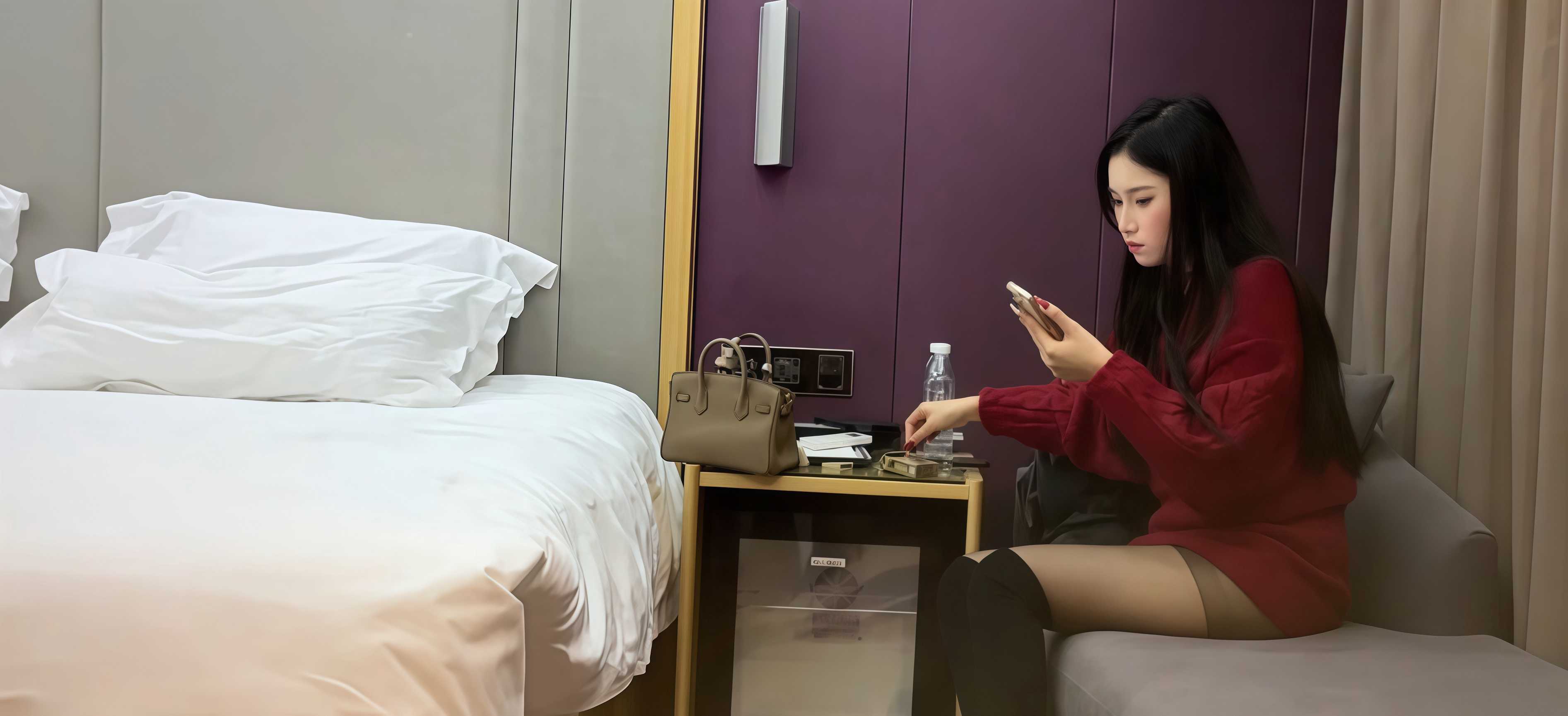 探花阿宾约会疑心重美女 怕被偷拍疯狂寻找摄像头 关灯钻被子才敢搞激情