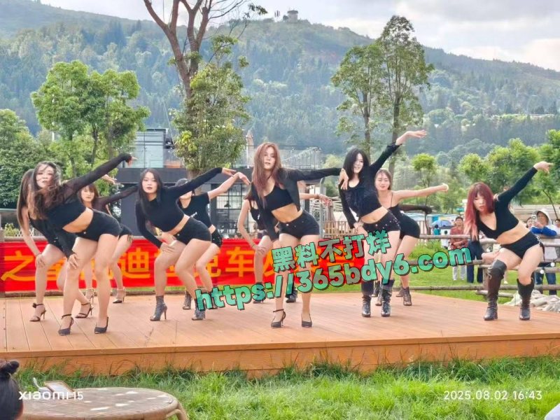 凯迪拉克车友会聚会包下大量嫩模技师现场提供服务2