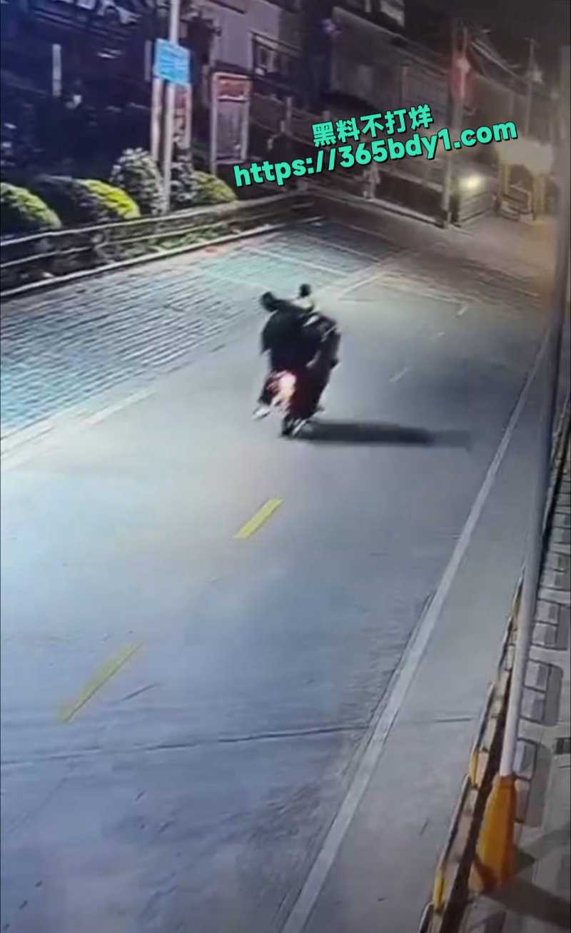 精神小伙手头紧偷走功德箱2
