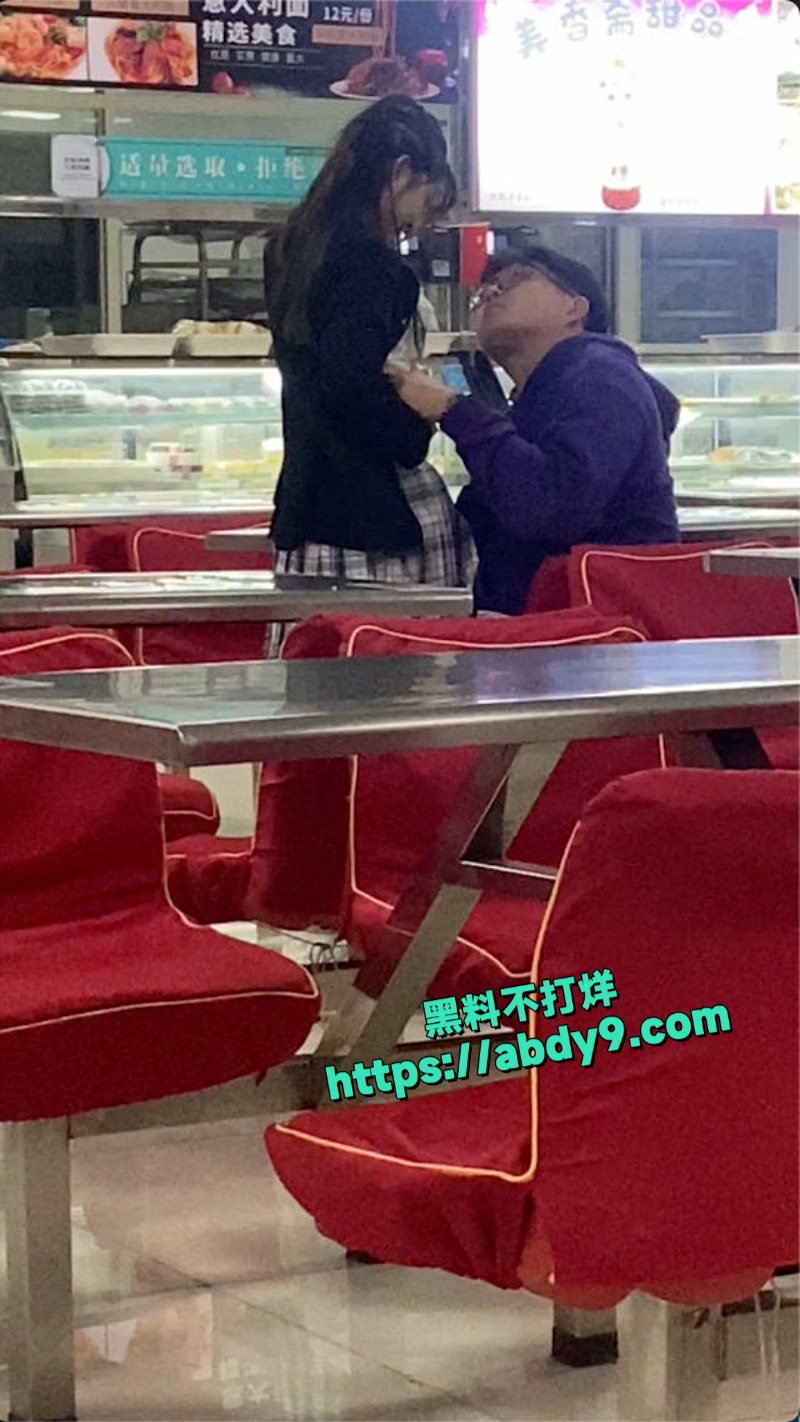 情侣公然在食堂调情 6