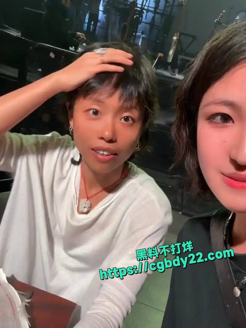 蛙池乐队女主唱金依依现场上演搓澡惹争议4