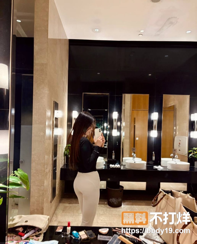 小红书博主在外网卖福利视频10