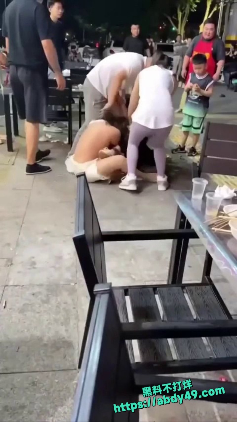 姐妹打架 衣服全被扯掉 4
