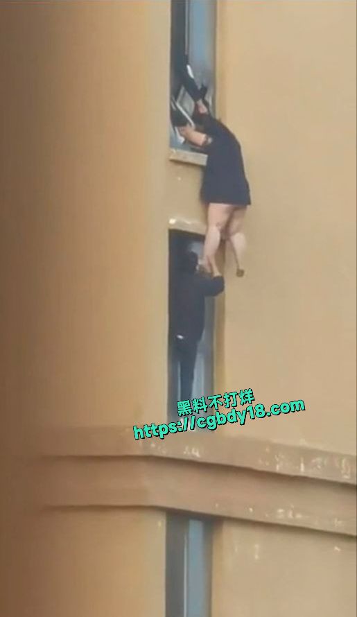 兄弟你往哪捅呢，救人捅屁眼么5