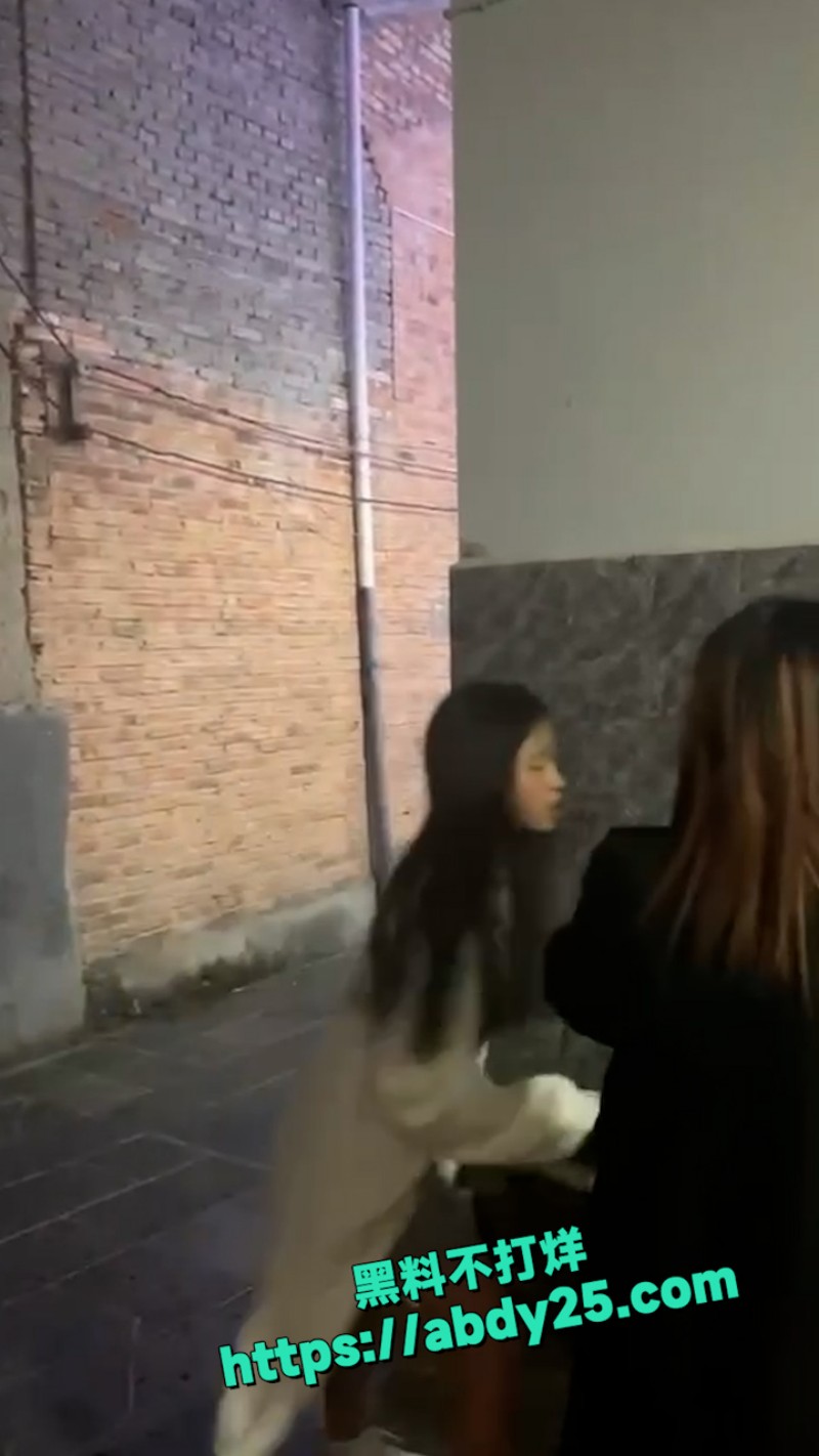 清纯妹妹被精神小妹群殴 2