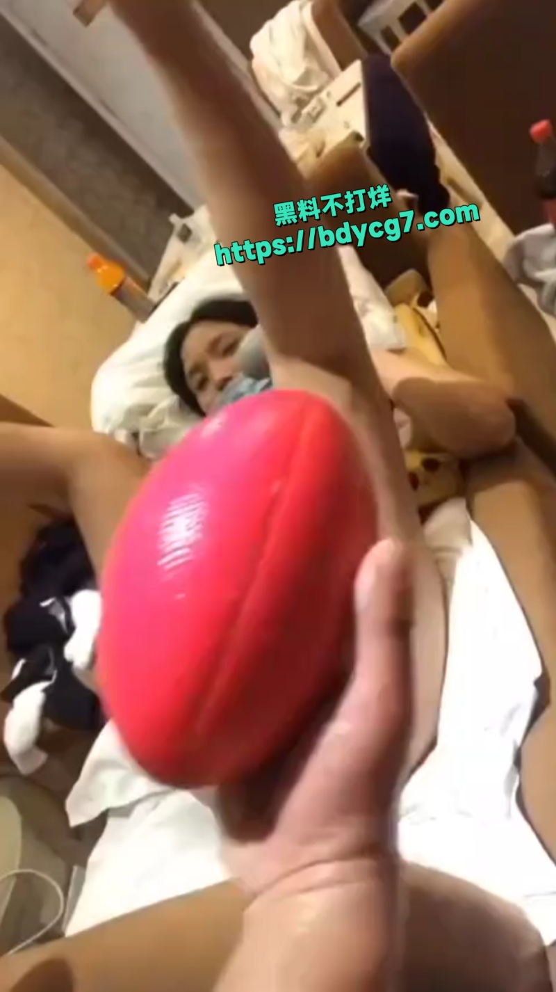 这么大的东西也能塞进去阴道4