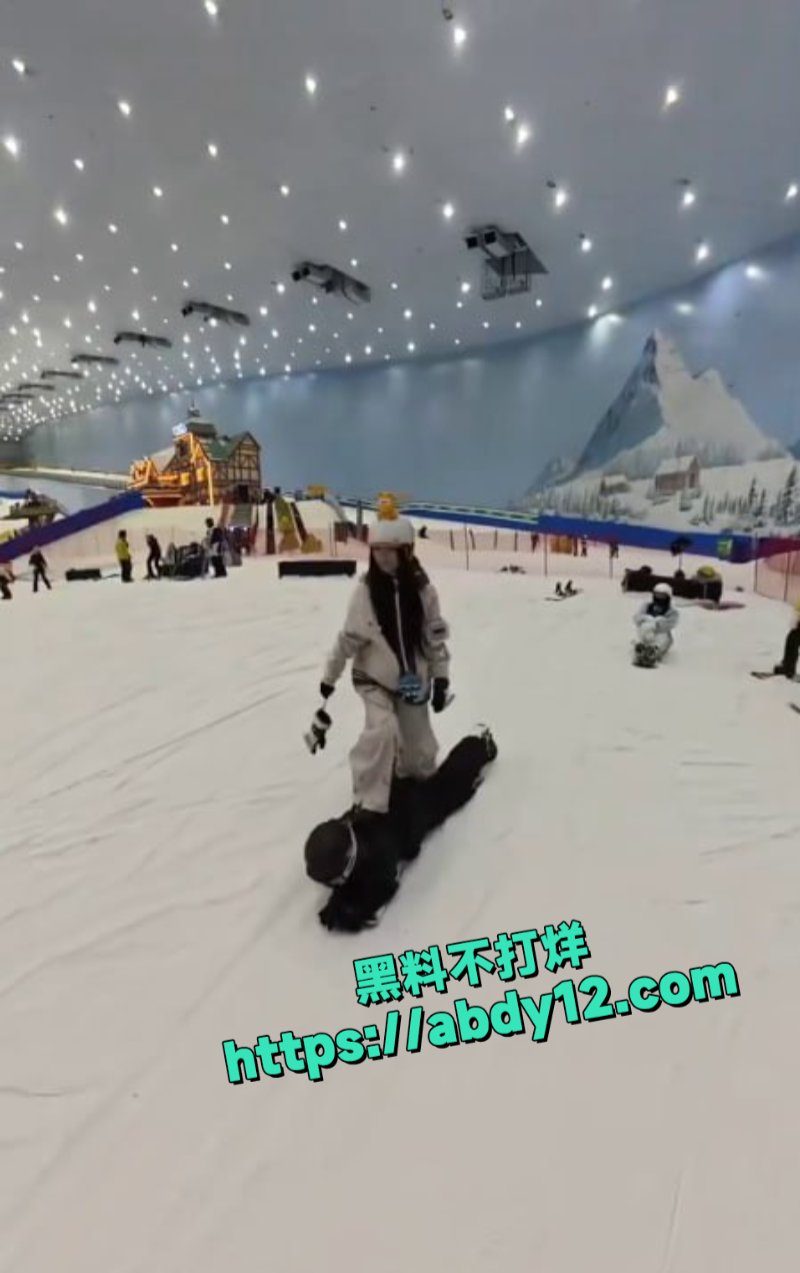 广东女子在滑雪场踩人滑雪5