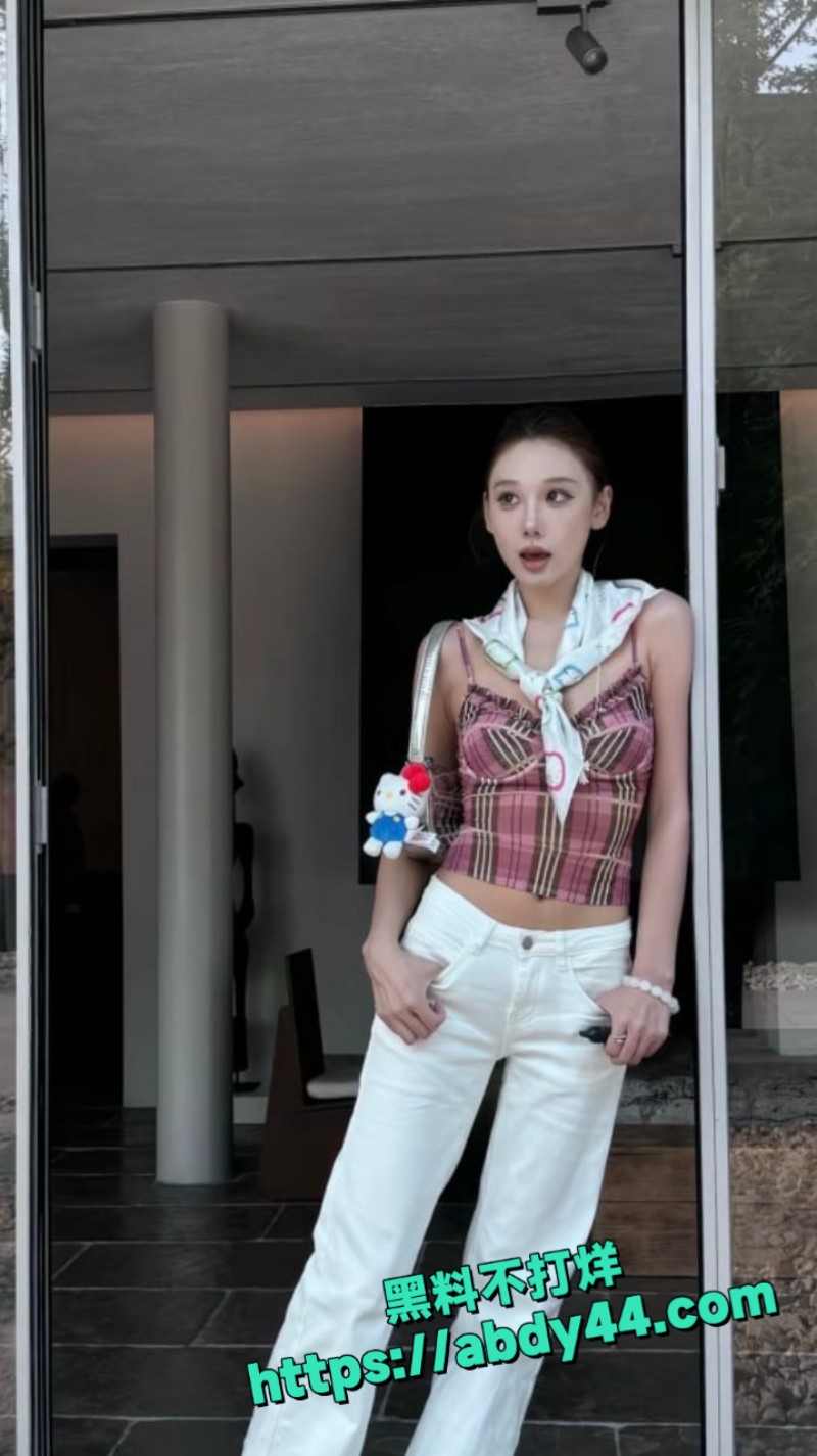 白丝吊带舔大哥鸡巴 9