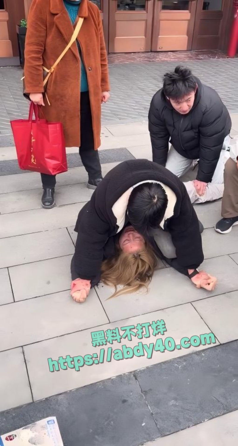 湖南女孩和妈妈吵架要撞车2