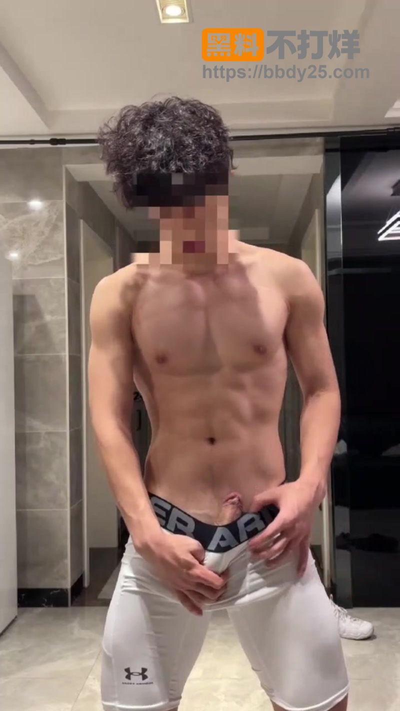 网红薄肌闫清源在客厅自拍3