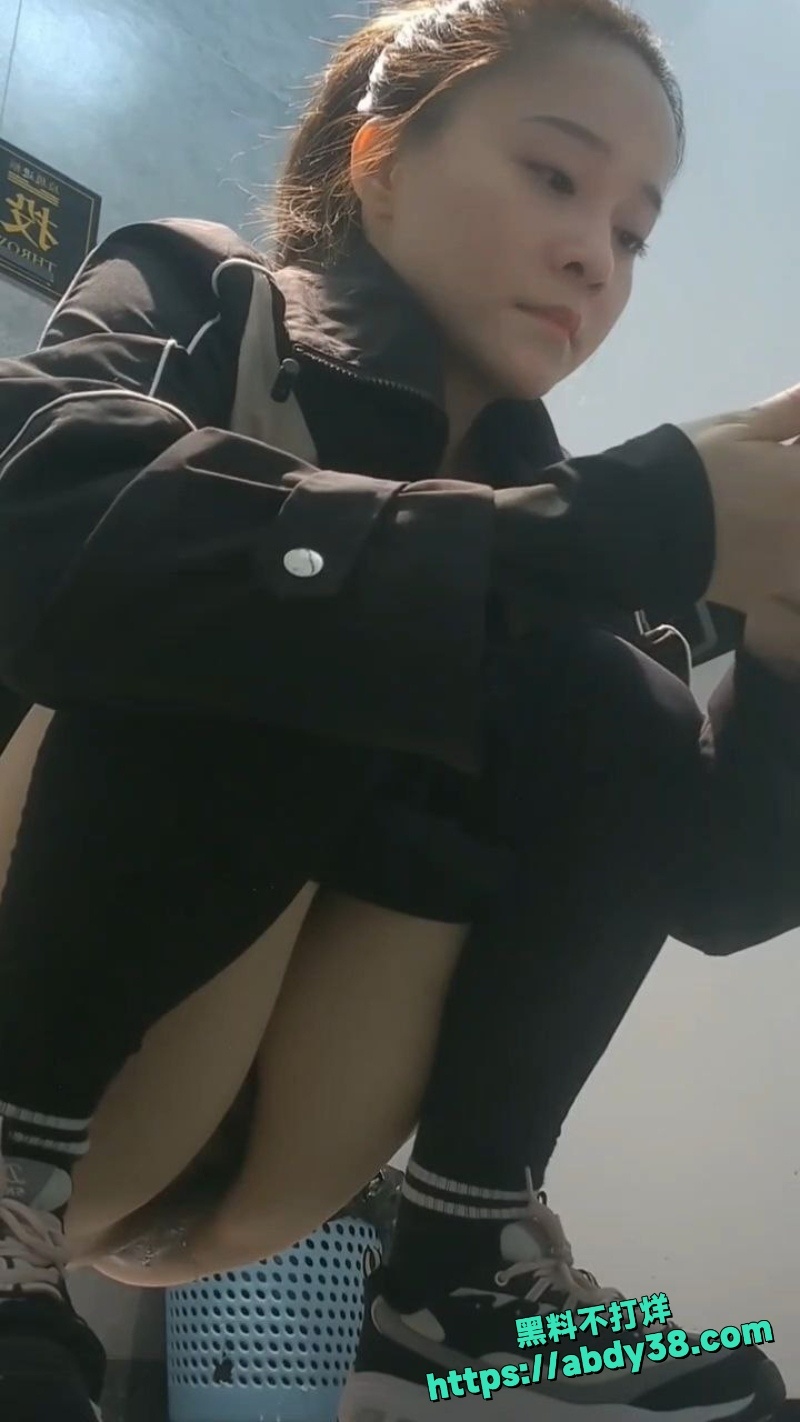 商场女厕全景偷拍5