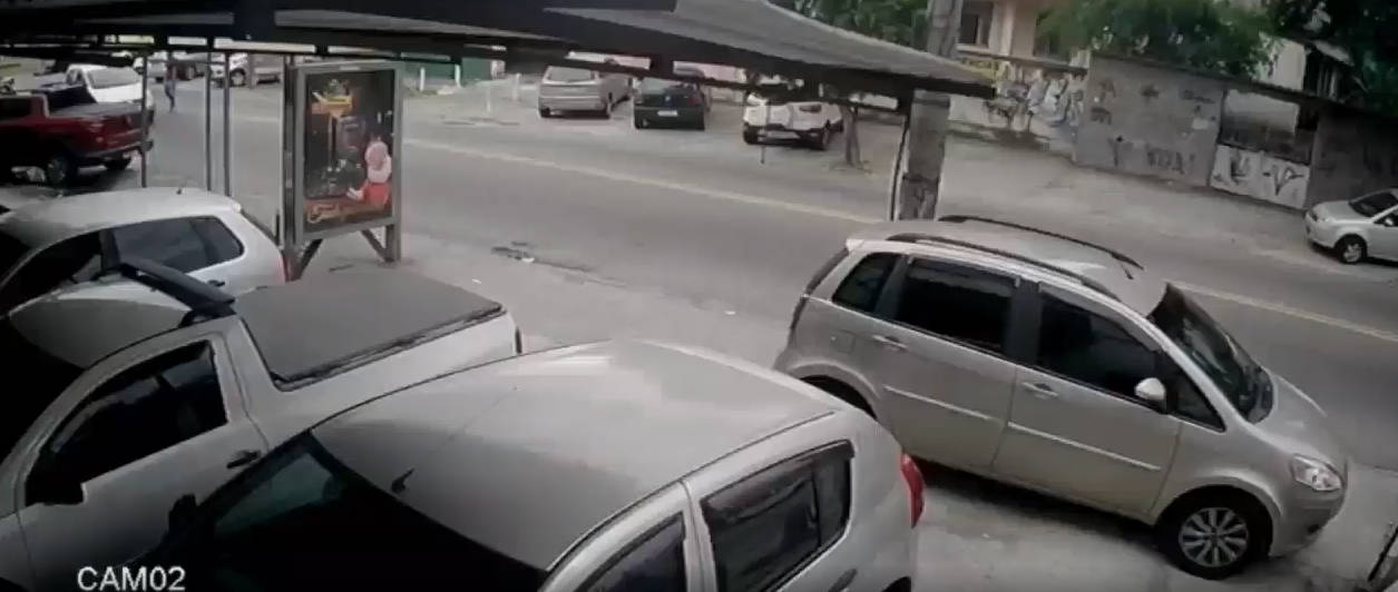 【新奇视频】这位女士过马路却无意伤害了一位男士的生命，感觉阴影也会伴随后半生。
