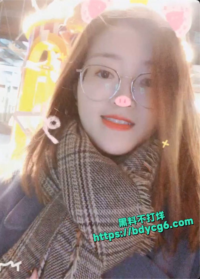 极品眼镜小姐姐大尺度自拍流出2