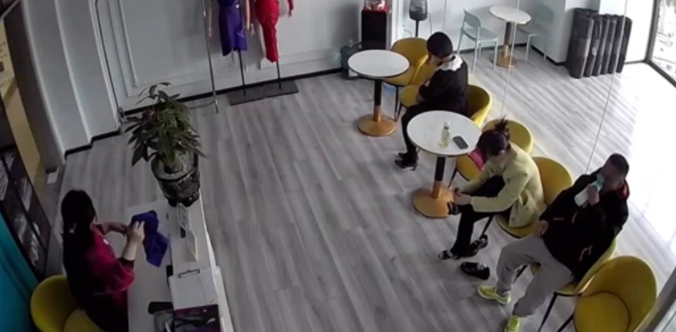 男子大庭广众脱裤子求口交 店内女客直接懵圈 尺度大到离谱