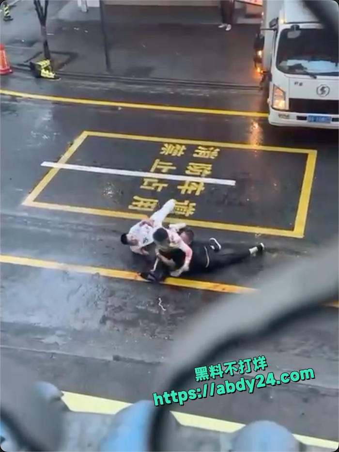 三名人员在公共街道发生激烈对峙 10