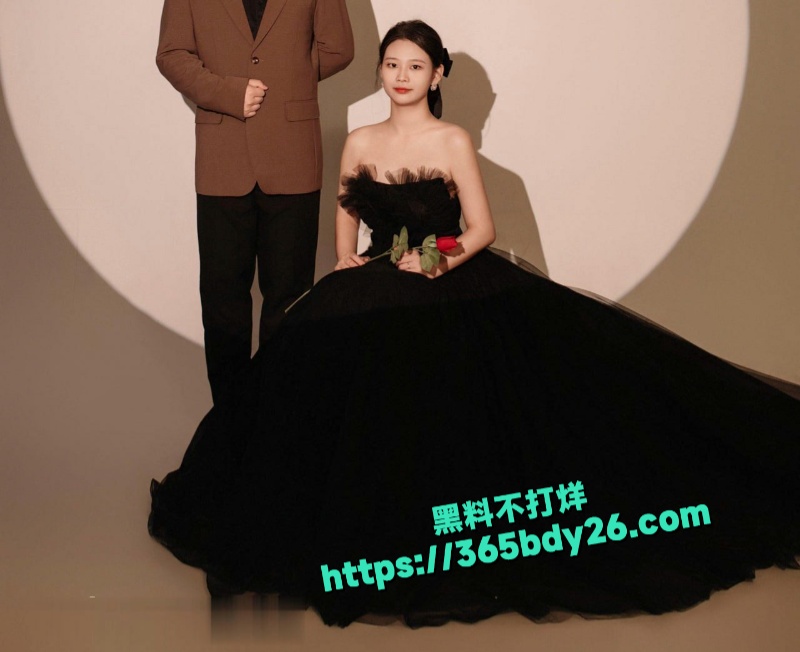 刚结婚极品少妇胡梦瑶被前男友带朋友3P群交 1