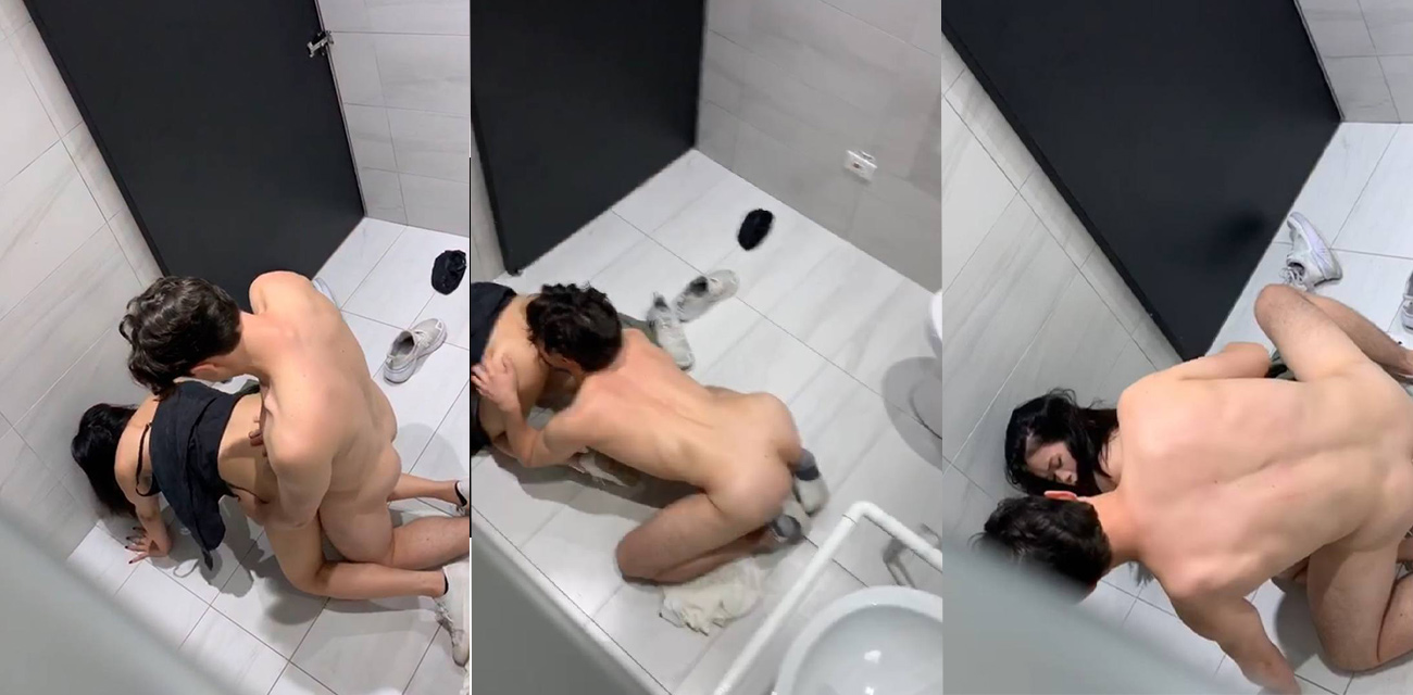 KTV同学聚会上两人厕所舔逼干炮 别人都在唱歌你俩却在厕所里享受高潮！