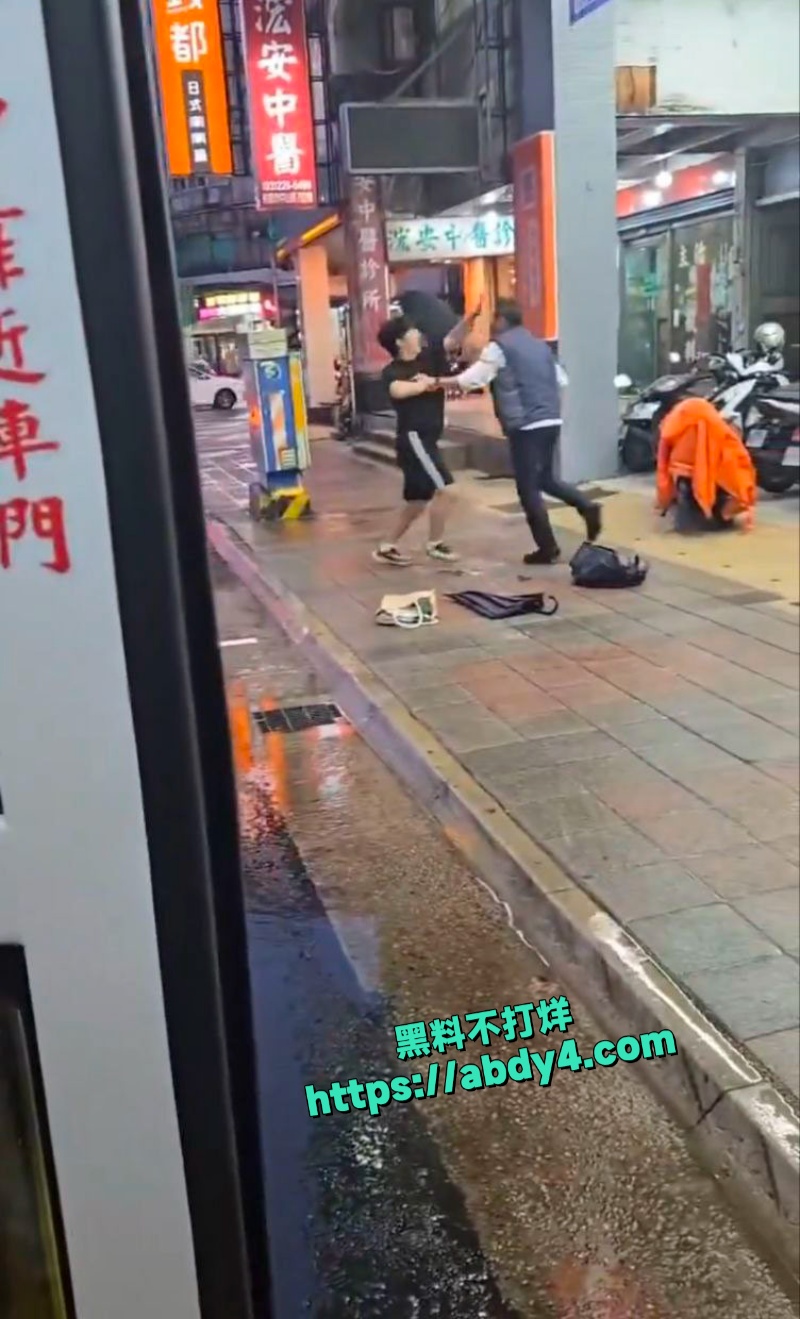 桃园中山突发一货车司机与高中生互殴 8