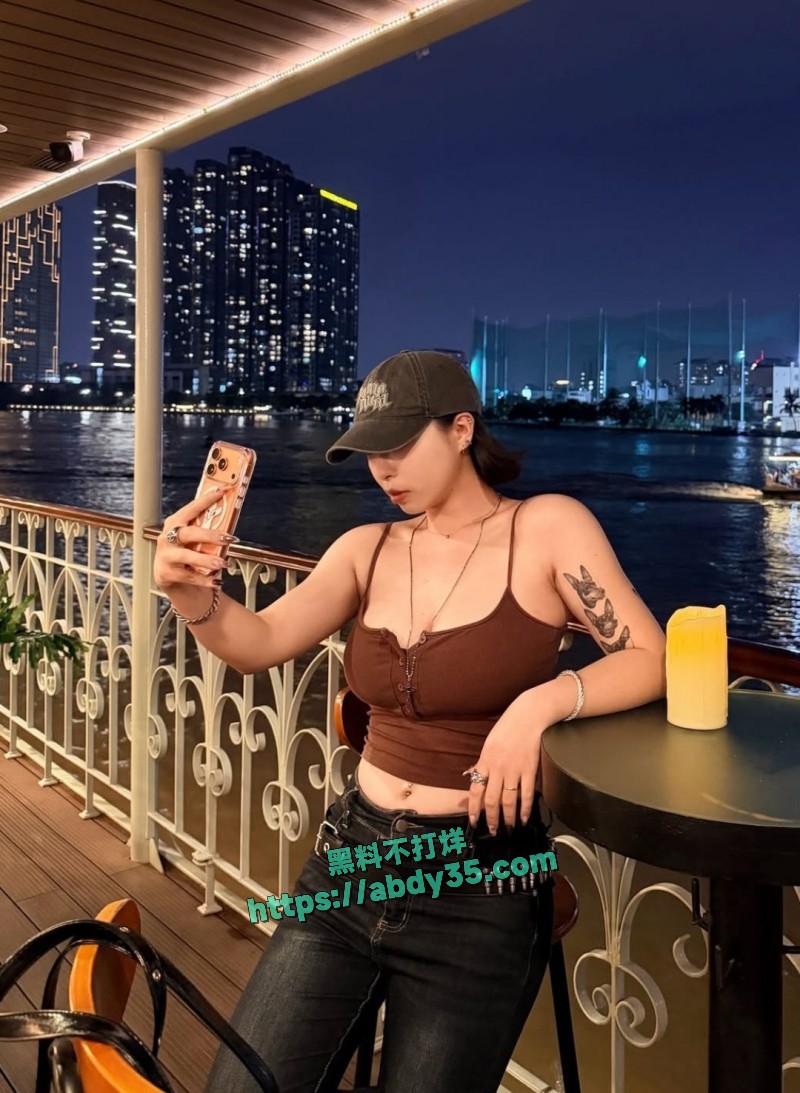 高颜值短发巨乳模特儿21