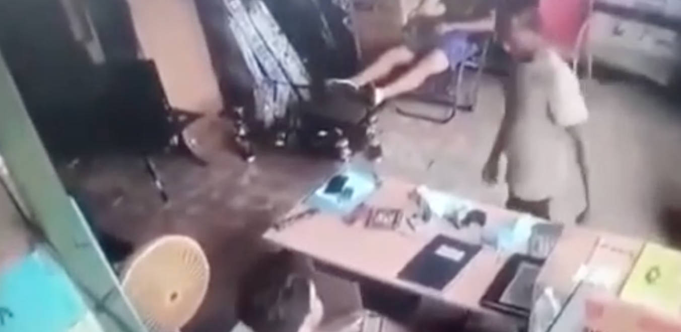 黑人男子去白人店铺抢劫 后面有人眼瞎啊 直接被后边的人给撂倒