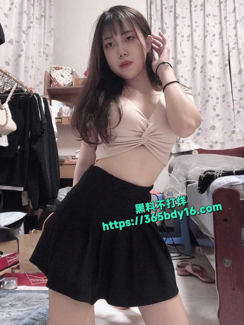 超骚的高二刘海妹子黄颖萱10
