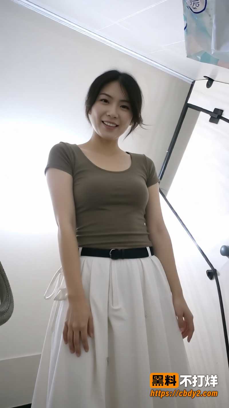 牛仔短裙妹子低角度走光6