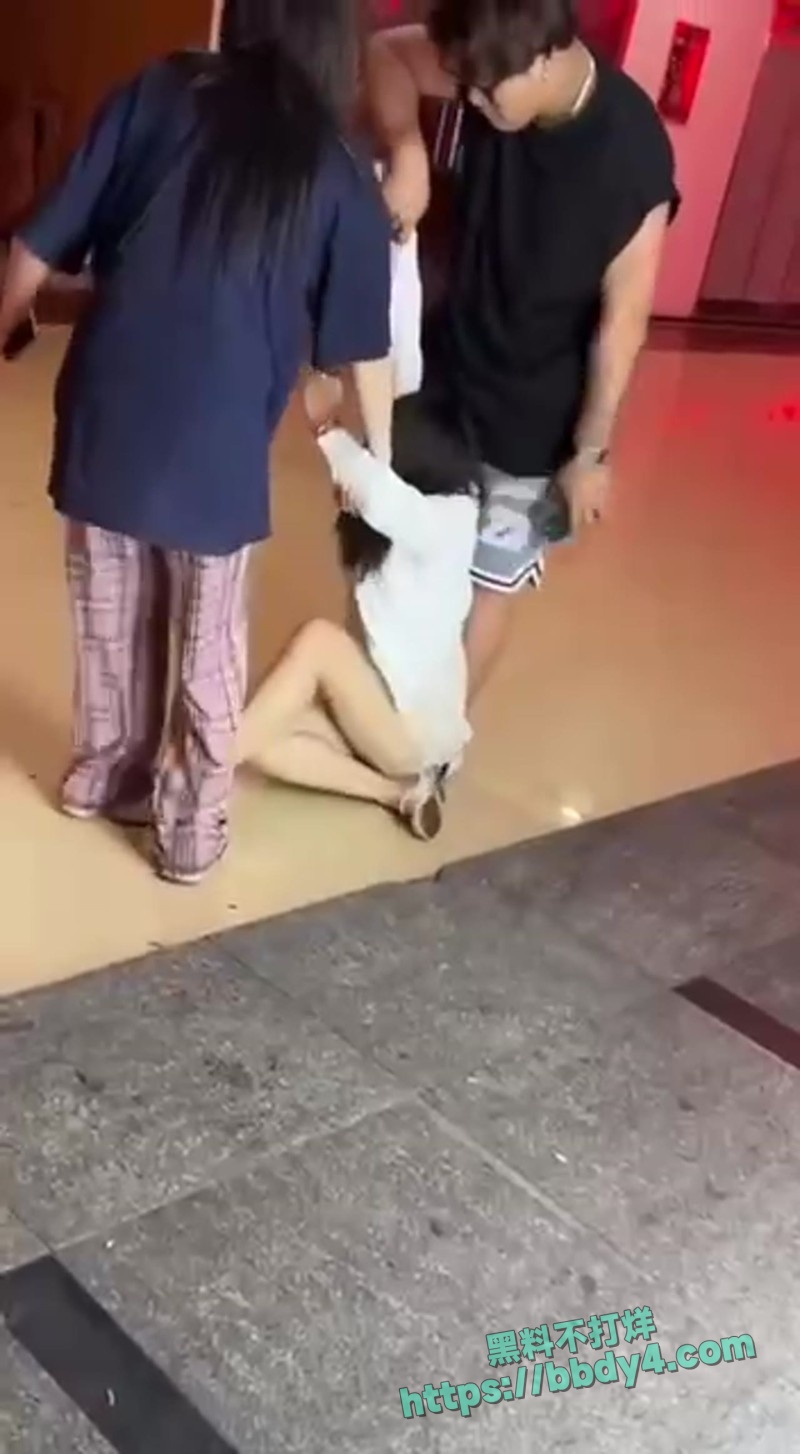 老婆出轨被老公当场捉奸03