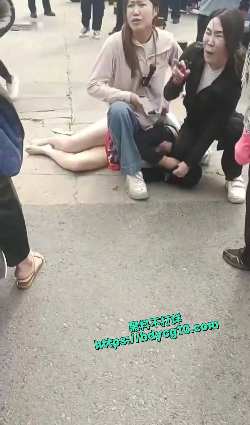 巨龙路抓奸原配大街上就给小三裤子扒了坐在身下4