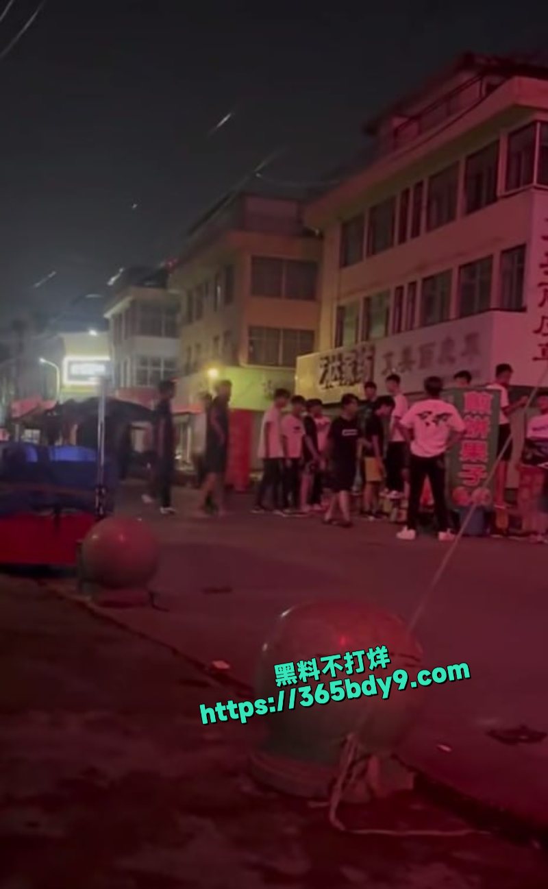 山东郯城宇大步行街精神小伙约架现场1