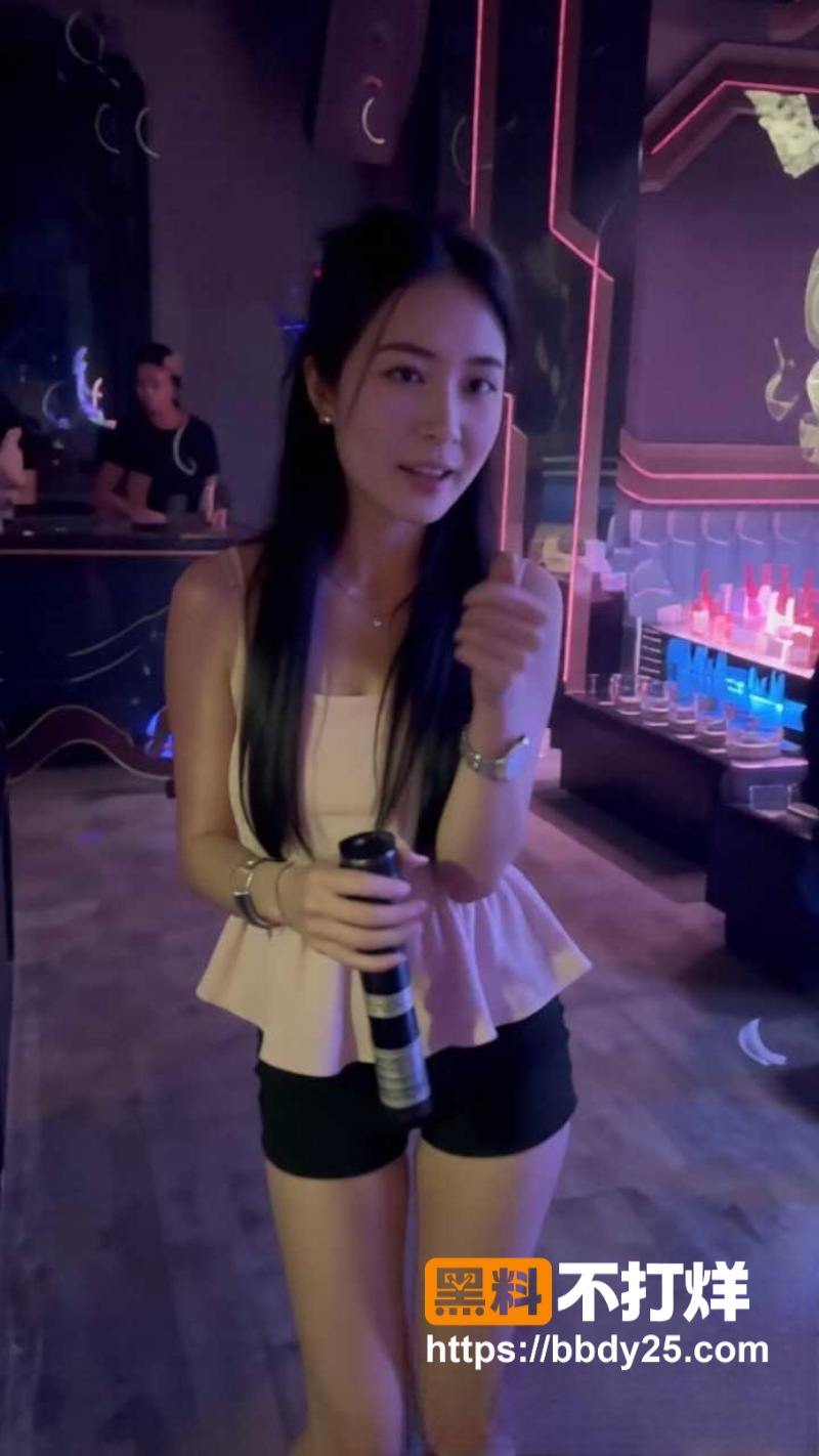 金发纹身精神小妹夜店狂热舞2