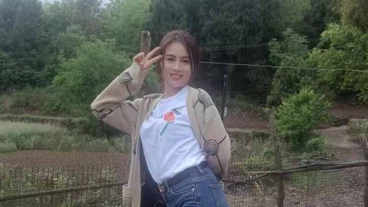 抖音 小妹妹来了 惯性超短直播露内热舞