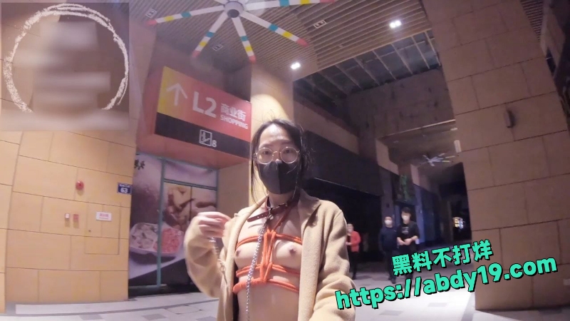 冯珊珊全裸自束握陌生人鸡巴8