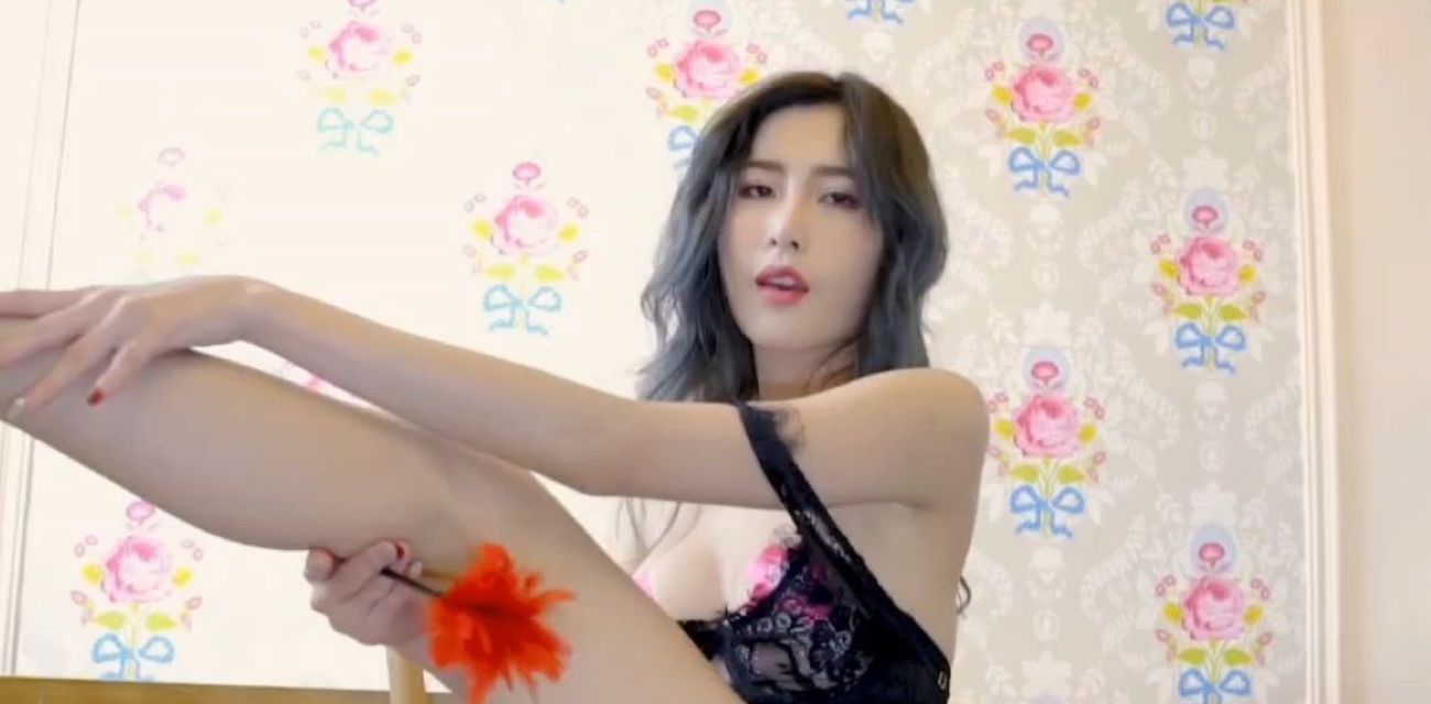 JVID气质女神艾比情趣套装写真 解放自我 摆出各种姿势诱惑