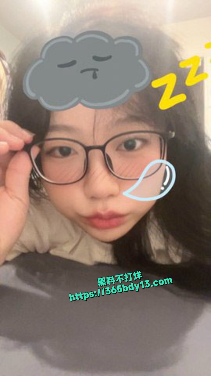 反差眼镜妹momocats平时学霸背后却是只骚母狗给金主老头操7