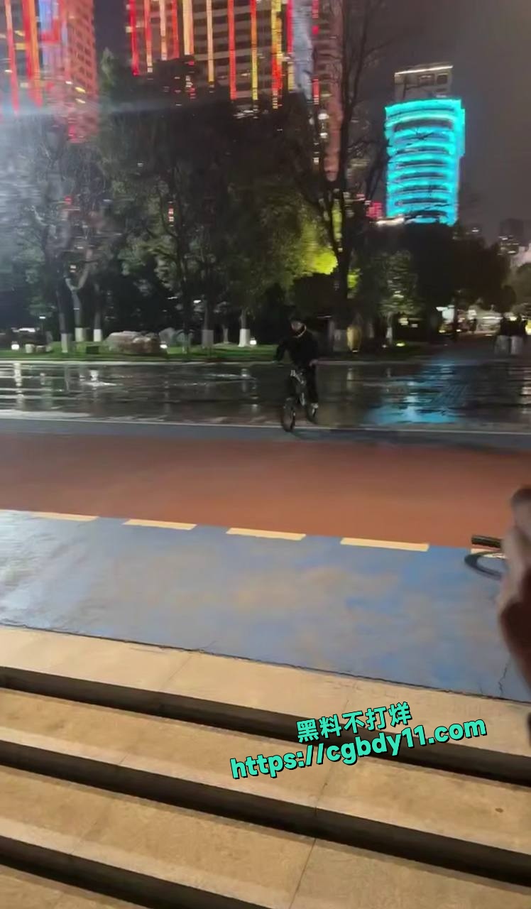 躺在地上准备拍照片呢，没想到直接被撞1