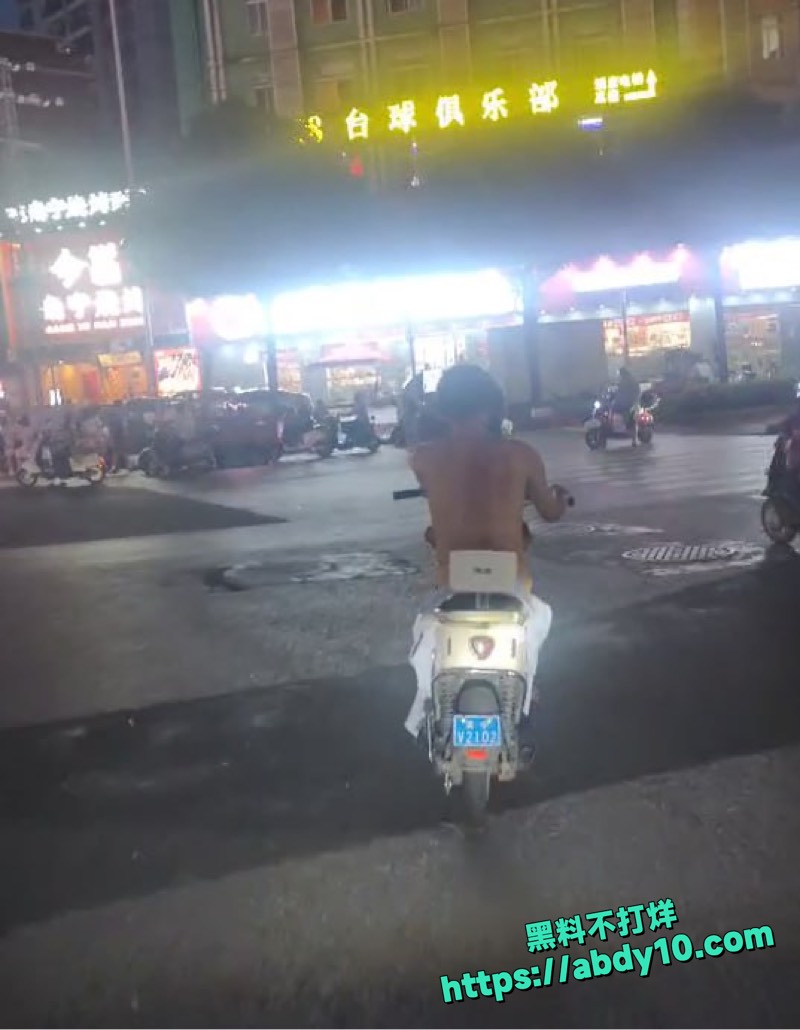 南宁仙湖大道惊现骑电动车裸体男 2